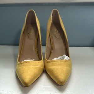 ROUGE Mustard Heels, Sz 6